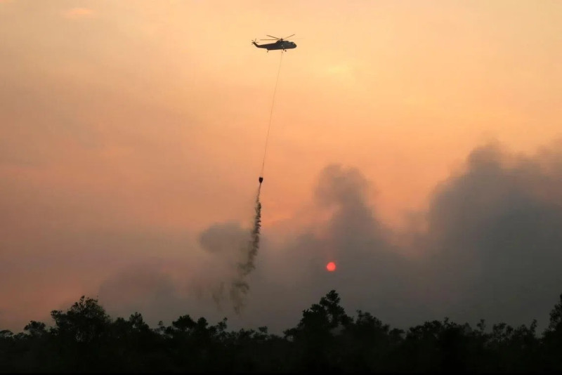 Prabowo orders more troops, helicopters as Kalimantan fires worsen