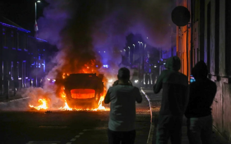 Northern Irish rioters attack police, torch houses for second night