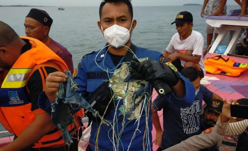 Indonesia rescuers detect signal from downed plane in Java Sea