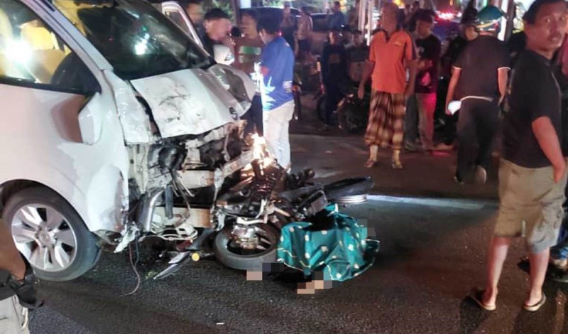 Woman killed as van runs red light, collides with motorcycle in Jitra