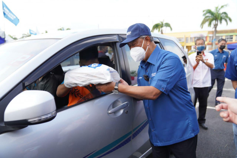 Cheap gimmick to attract voters! Teo slams Perikatan’s food sale in Pagoh 