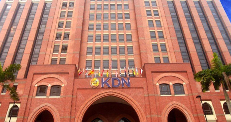 KDN launches probe into omission of crescent from Jalur Gemilang in Chinese daily (UPDATED)