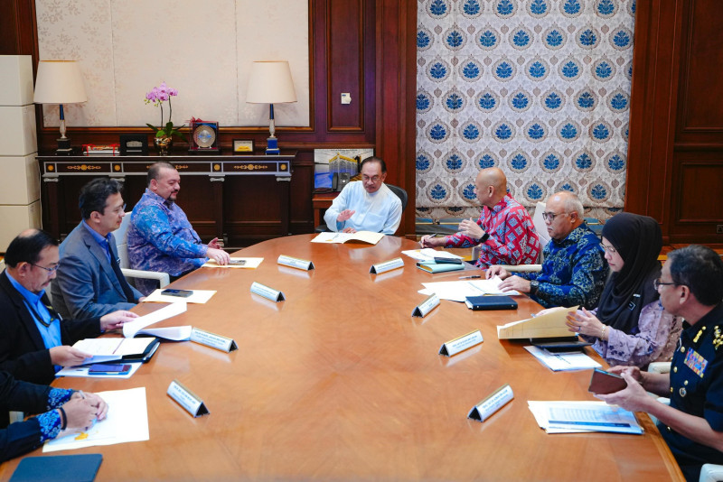 PM calls for immediate  measures to stabilise bottled palm oil supply