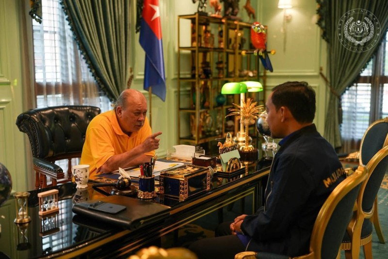 King receives Johor MB in audience at Pasir Pelangi Palace