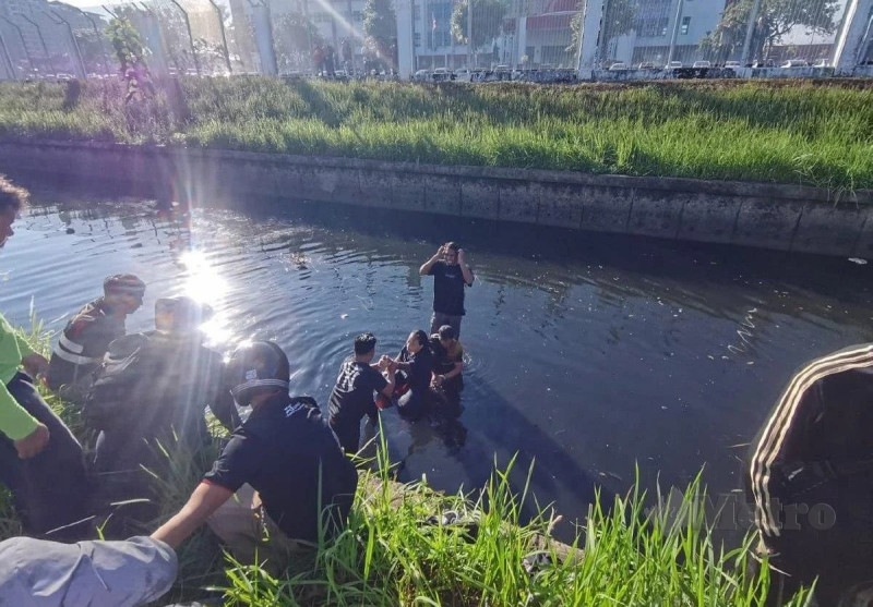 Quick-thinking passersby rescue doctor from ditch in Kota Kinabalu
