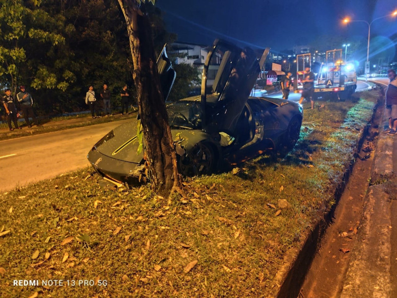 Lamborghini crashes into tree in Kota Kinabalu, driver slightly injured