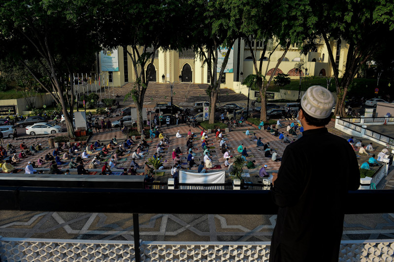 Nationwide Aidilfitri prayers mark arrival of Syawal with unity, gratitude across Malaysia