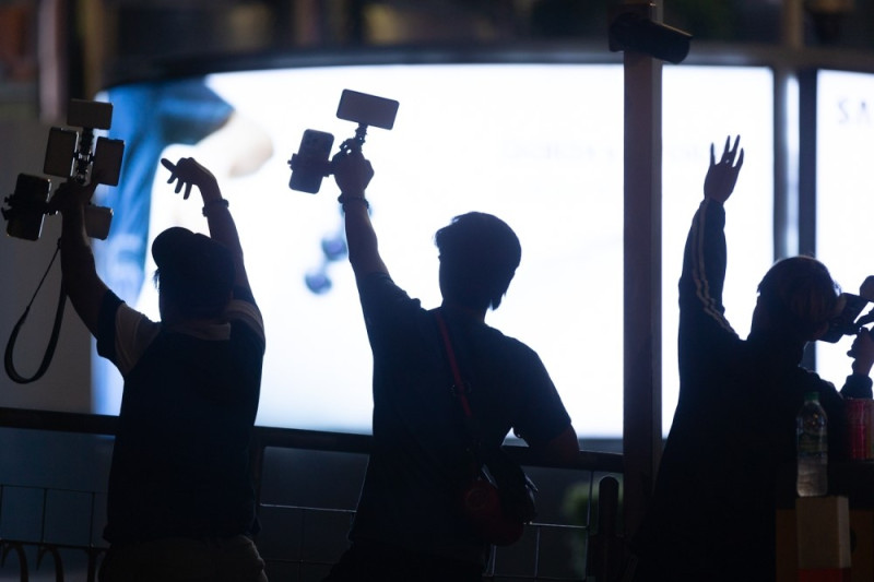 Unlicensed ‘photo touts’ persist at Kuala Lumpur’s iconic KLCC despite enforcement efforts