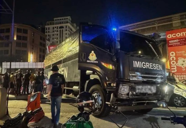 Immigration “Black Maria” lorry driver suspended after crash kills father, 2 daughters in KL