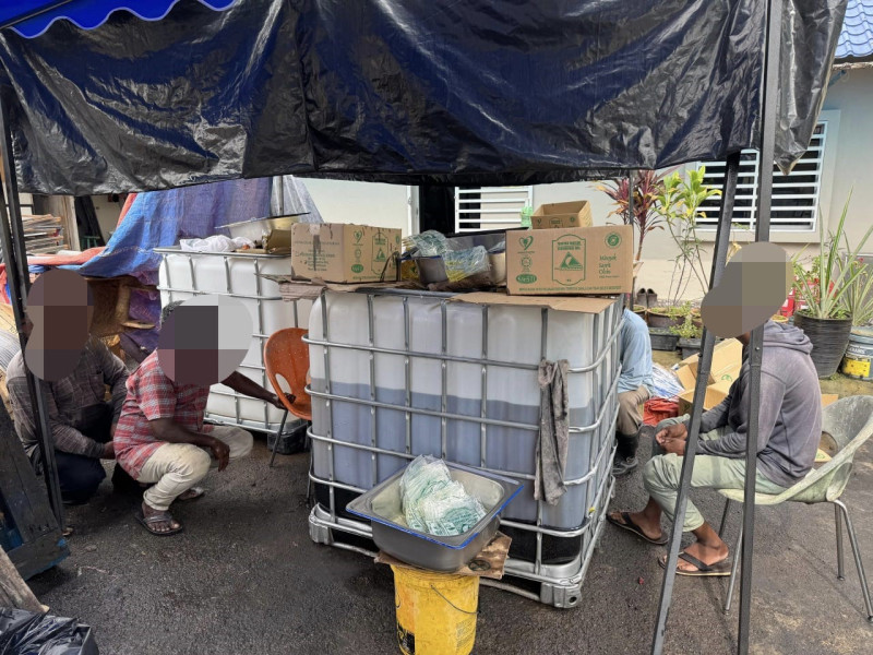 Five foreigners held for alleged subsidised cooking oil smuggling operation