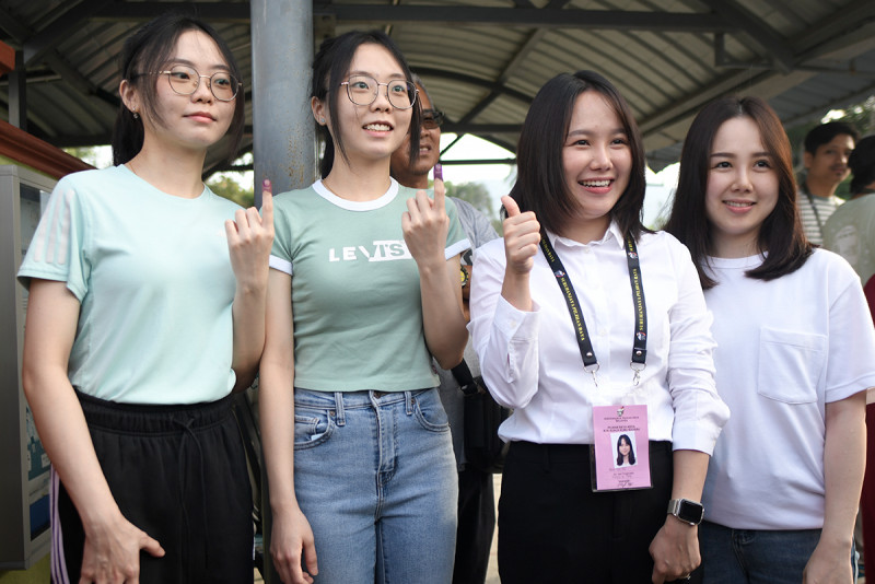 Voters see double as PH candidate shows up with her twin