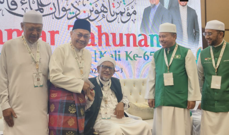 UMNO-PAS ‘reunion’ gains pace as Hadi puts PAS on GE16 alert