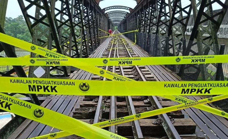 Toddler dies after falling through gap at Victoria Bridge in Kuala Kangsar