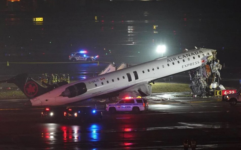 Two pilots killed after Air Canada Express jet collides with fire truck at LaGuardia Airport