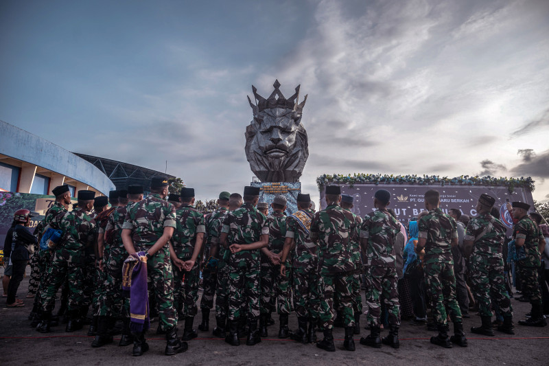 Jokowi visits city where stadium stampede killed 131 people