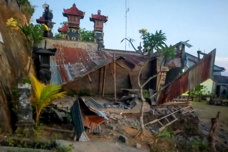 4.8-magnitude quake in Bali kills 3