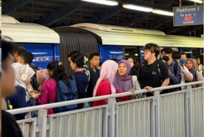 Kelana Jaya LRT commuters face delays as Pasar Seni crowds surge