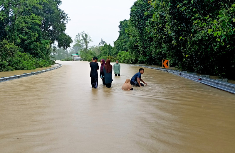 Flooding worsens in Kelantan, eases in Terengganu