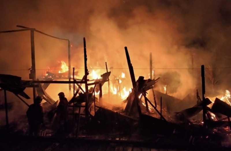 16 escape fiery death near Kuching 