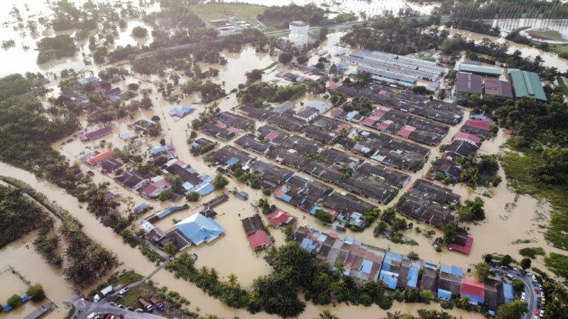 Flood-hit Kg Bestari Jaya’s villagers wait for 4 days in darkness ...