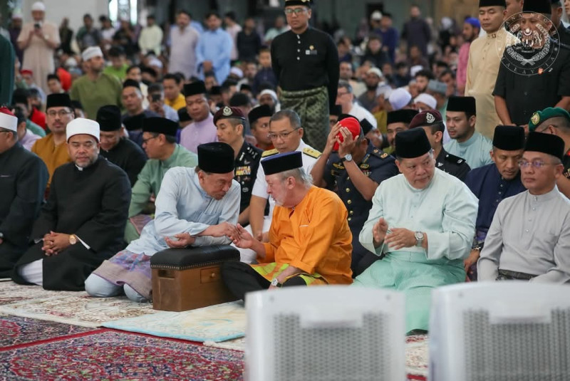 King and Queen attend Aidilfitri prayers at Federal Territory Mosque