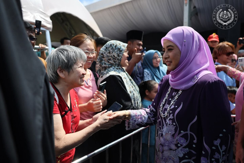 Thousands throng Johor palace open house as royal family greets public