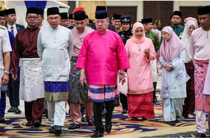 King and Queen lead Aidilfitri prayers and host festive gathering at Istana Negara