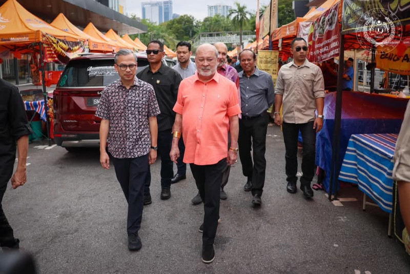 King visits Ramadan bazaar in Bangsar