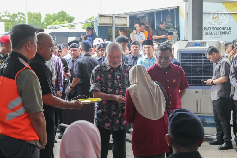 King presents RM1,000 contribution to 308 households from gas pipeline fire 