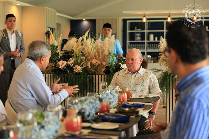 King receives Singapore Foreign Minister in Johor Bahru enhancing close bilateral ties