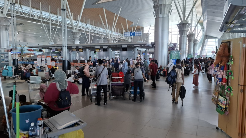 Kota Kinabalu passengers stranded as volcano eruption forces flight cancellations
