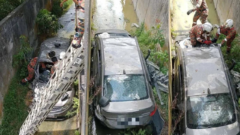 Family of five injured after car plunges into ditch in Johor