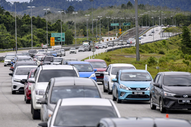 Over 100 cars spotted driving on emergency lane in four hours: RTD 