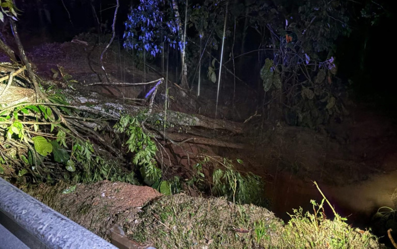 Landslide causes road closure on Ulu Yam Baharu-Batu Caves route