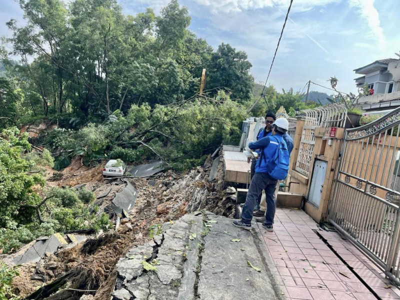 Area unsafe, mayor says following landslide