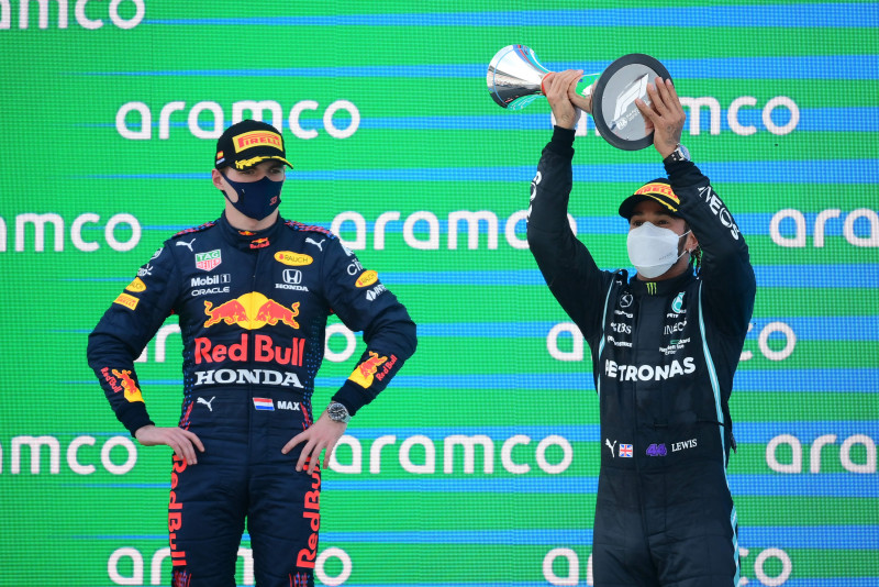 Hamilton turns up heat on Verstappen