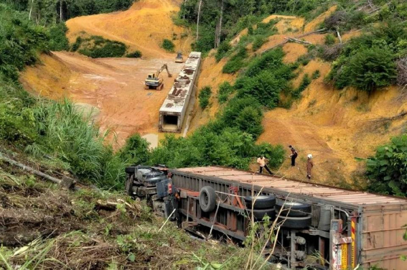 Container lorry plunges 20 metres into Gua Musang ravine, driver killed