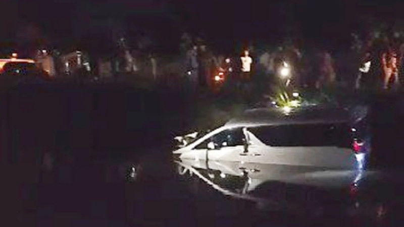 Driver injured after luxury MPV plunges into river in Alor Setar