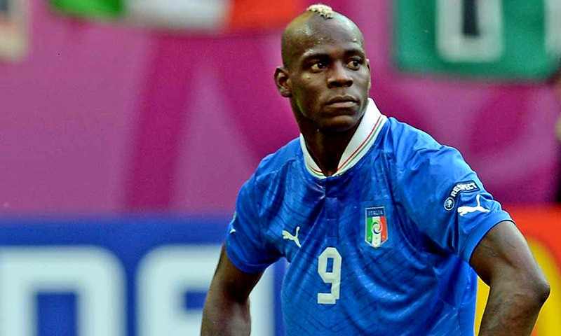Mario Balotelli punches own teammate after being substituted