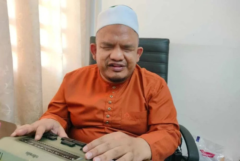 Visually impaired teacher opens Quranic school to inspire community