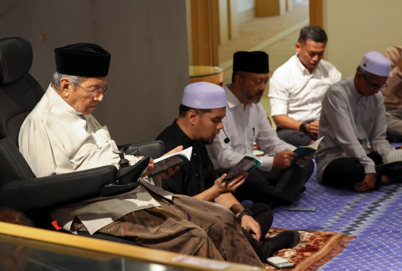 Tun Mahathir’s health improves, but not ready to leave hospital