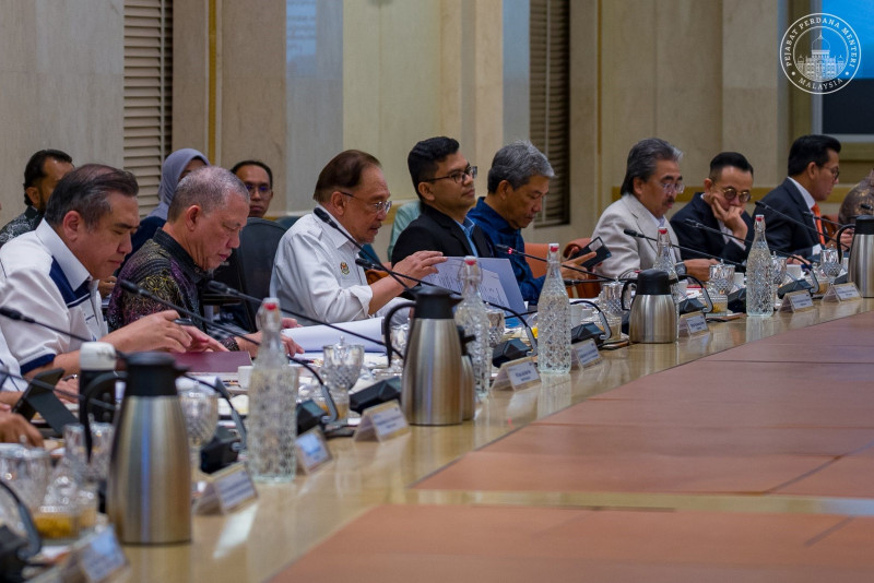 Cabinet weighs targeted job support as global supply shocks strain economy