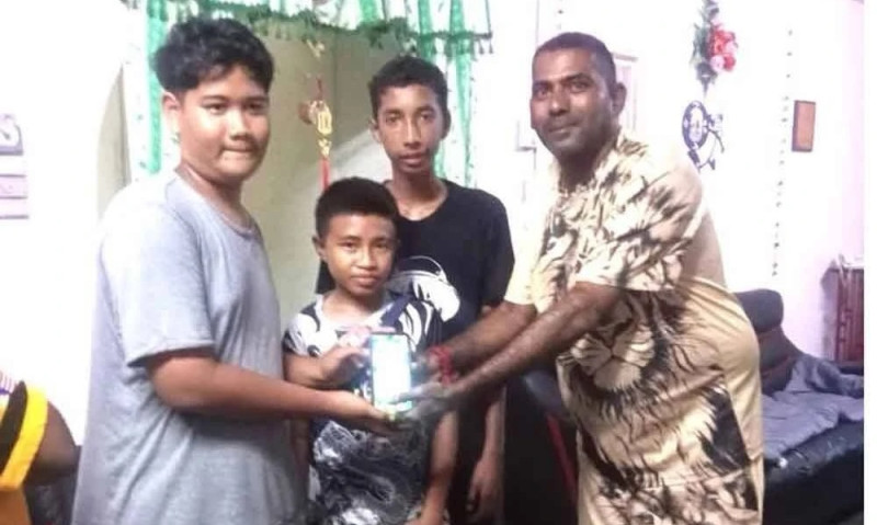 Three local boys praised for returning lost phone to child in Rantau