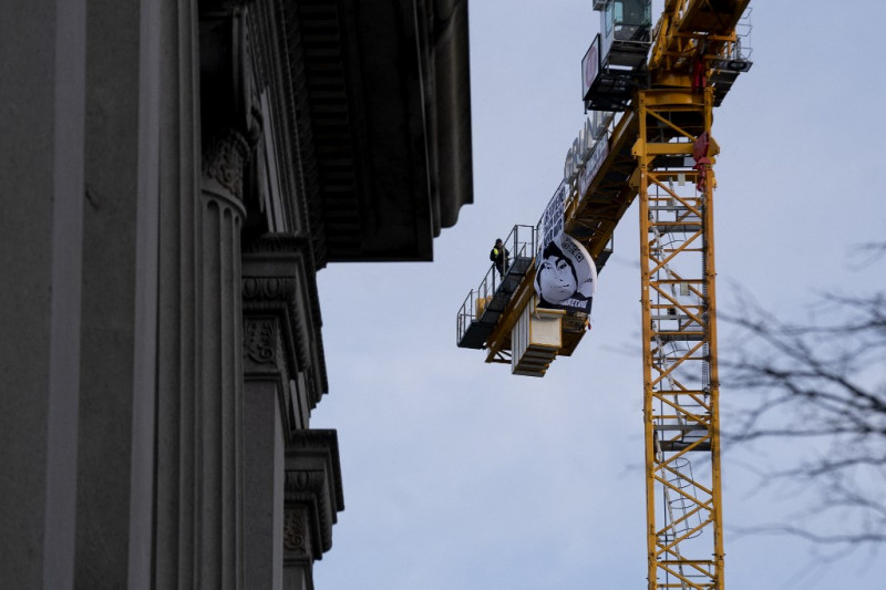 Dad of Parkland victim climbs crane near White House in gun control protest