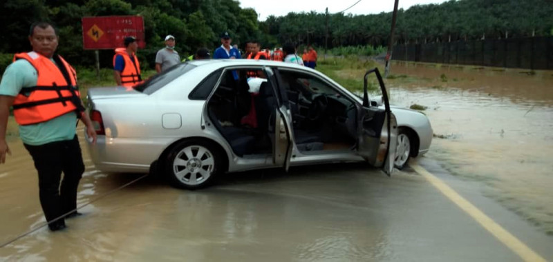 Search for driver of car swept away in Johor floods continues