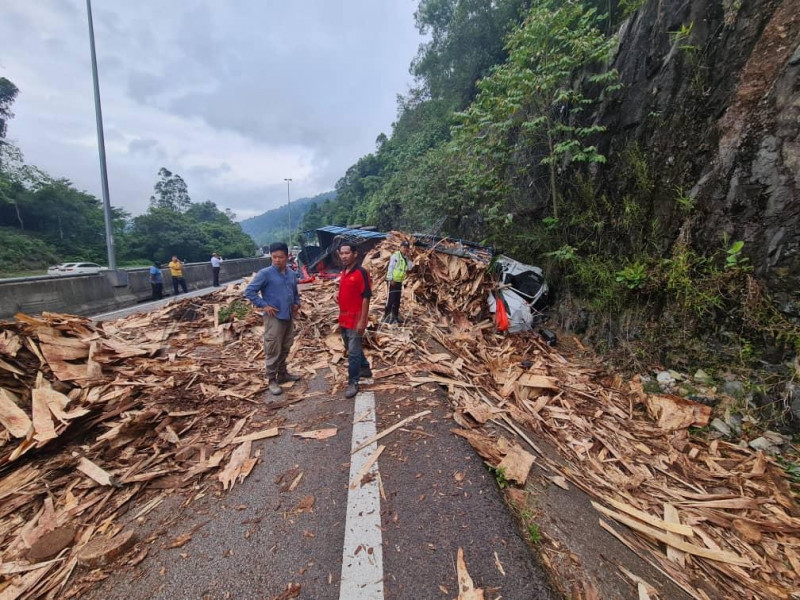 Overturned lorry causes 4.2km jam on PLUS highway