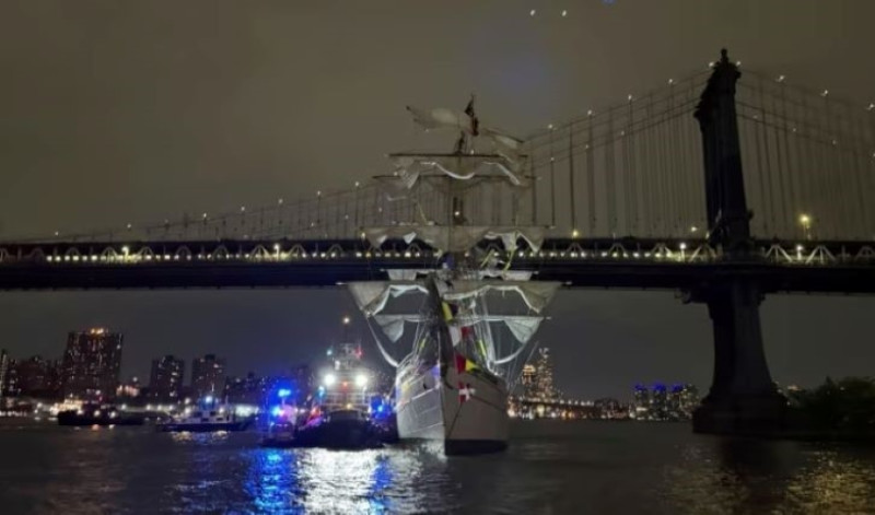 Mexican navy training ship hits New York's Brooklyn Bridge injuring 19 (Updated)
