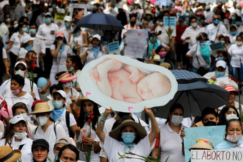 Pregnant teen gets ultrasound on stage at Mexico anti-abortion rally