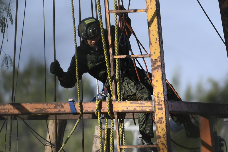 Obstructions slow bid to save trapped Mexican miners