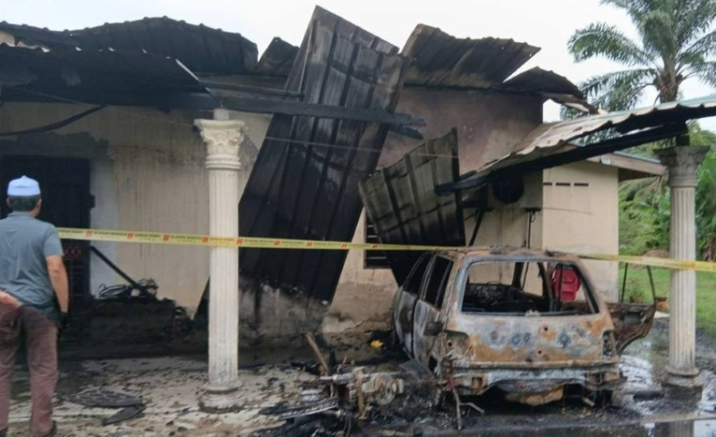 Man assaults elderly father with cane and knife before setting house ablaze
